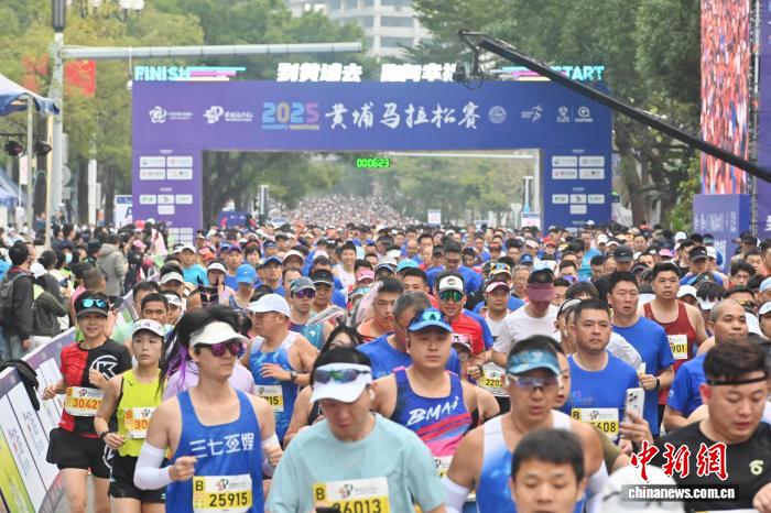 2025黄埔马拉松：约两万名跑友汇聚起点，海景园